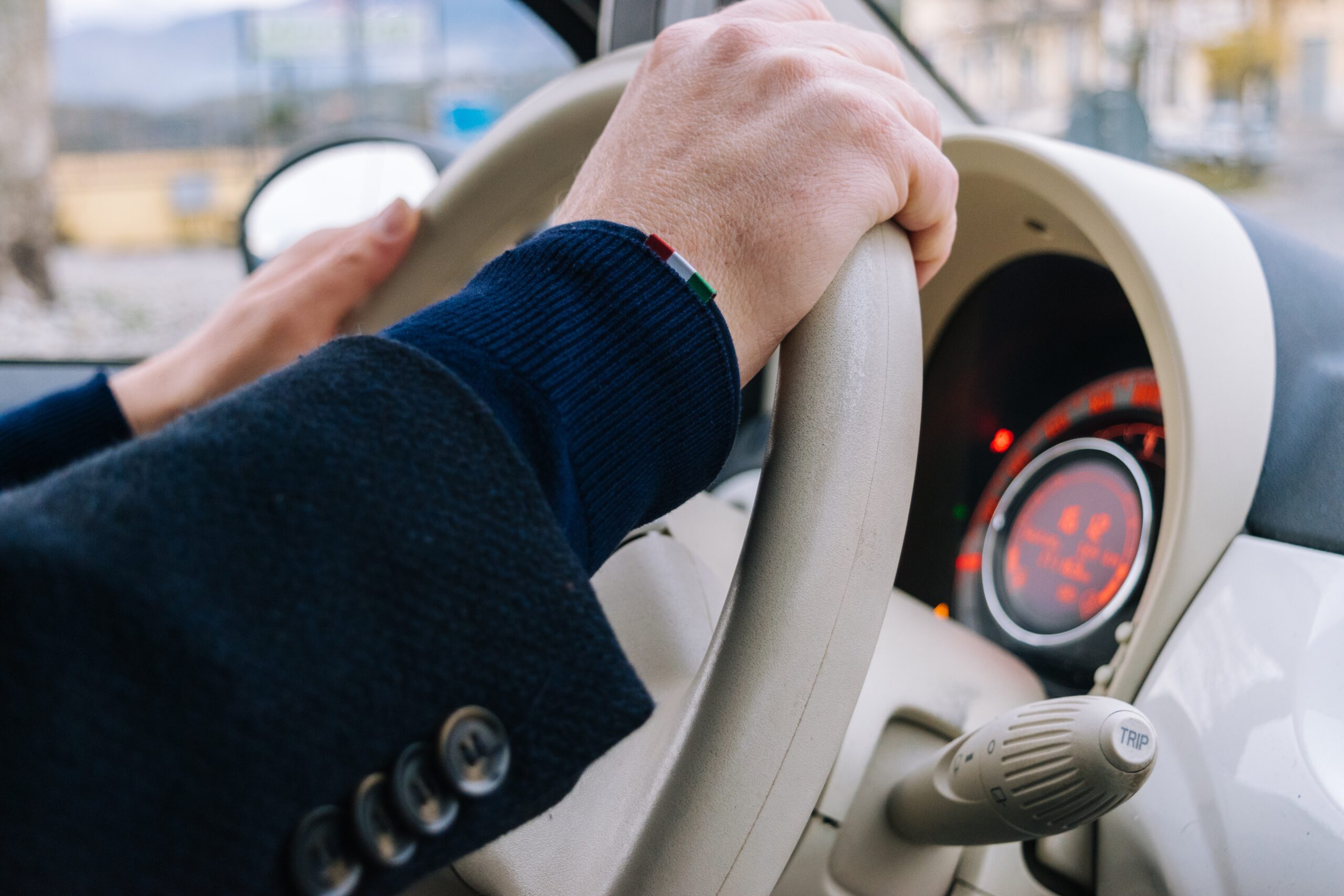 Homme conduisant une fiat 500