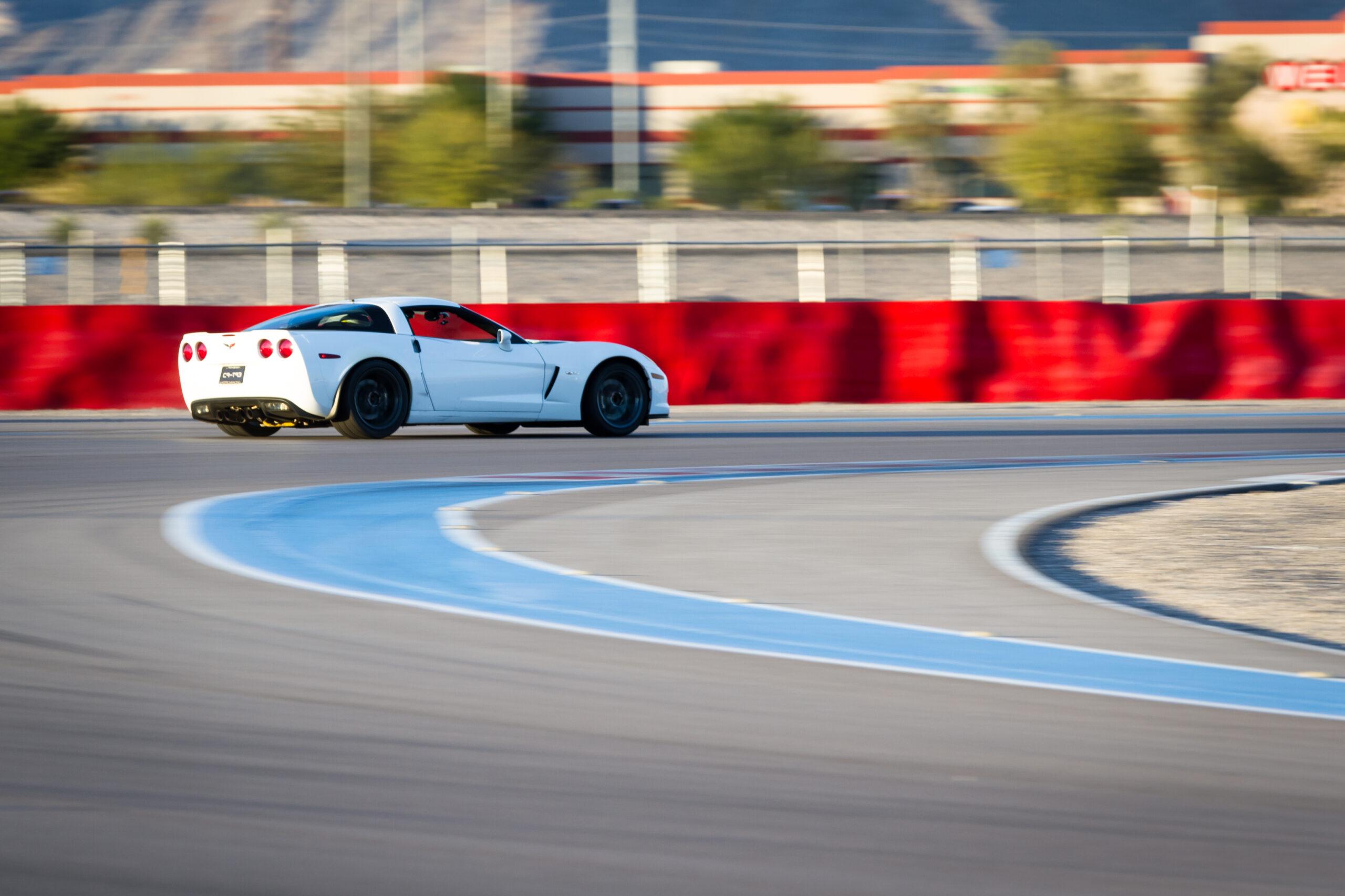 Une voiture sur un circuit